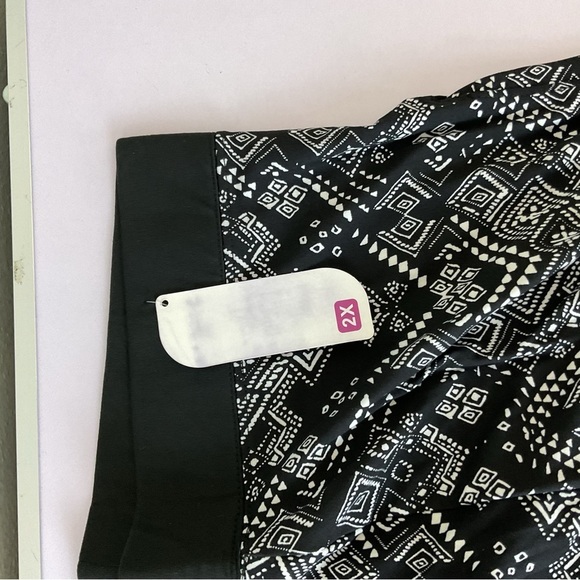 Shosho black and white midrise soft capri leggings with sheer mesh son side 2X - Picture 8 of 12